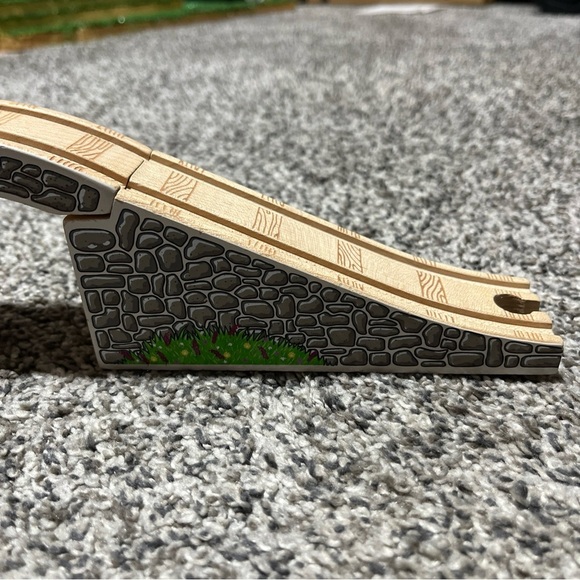 Thomas & Friends Wooden Railway Train 3-Piece Maron Arched Stone Bridge Gray - Picture 2 of 9